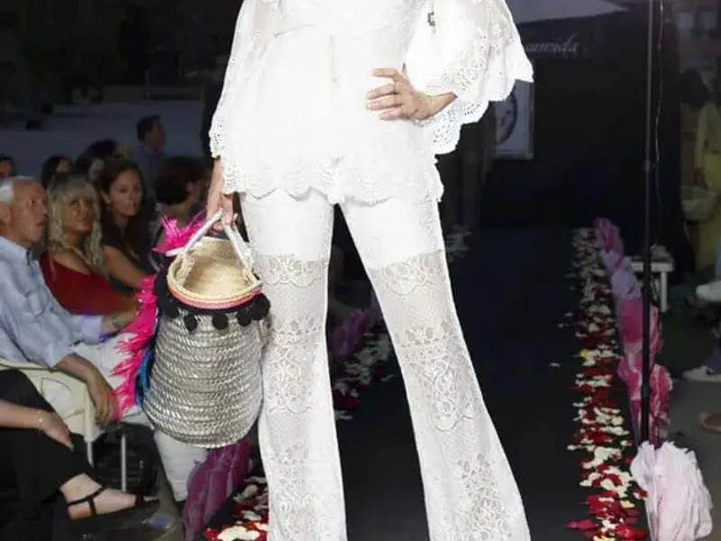 Myriam del Pozo desfilando en una pasarela con conjunto blanco de encaje