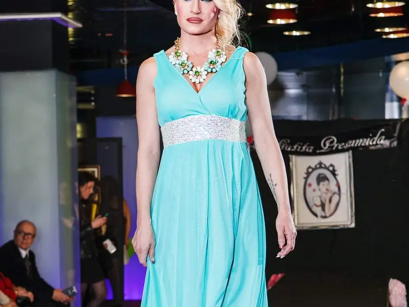 Myriam del Pozo desfilando con vestido largo turquesa